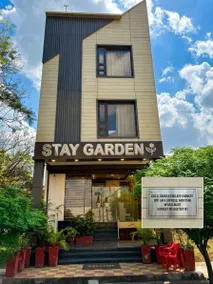 Hotel stay garden - Image 1