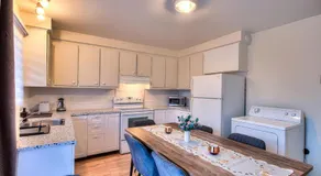 Free Parking! Montreal Comfort Value Convenience! Full Kitchen, Fast Wifi, Workspace, Smart TV! - Image 5