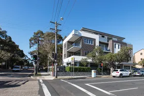 Spacious 2-Bed Apartment Close to City - Image 5