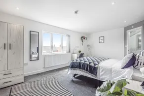 6 Bedroom 6 Bathroom House - Close to to City Centre - Free Parking, Fast Wifi, Smart TV and Work Desks by Yoko Property - Image 2