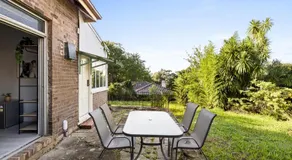 Modern Private Double Room - Centrally Located - Shared Bathroom - Image 3
