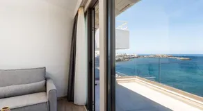 Palm Beach Luxury Seafront Suites, Next to Palm Beach Club, Lively Nights - Image 3