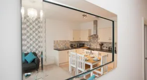 Comfortable Swindon Town Centre Apartments, FREE Parking, sleeps up to 8 - Image 3