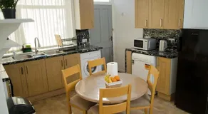 4 Bedroom House Sleeps 8 Free Parking & WiFi - Image 2