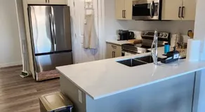 Modern 4BDRM Home-1 King Bed- 3 Queen Bed Main Suite - Image 4