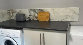 Train Station Cosy 2 Bed Apartments - Free Parking & WiFi - Image 5