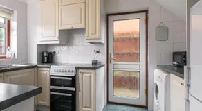 Cosy 3BR Home in Leighton Buzzard Parking Sleeps 5 Walk to Town & Train Near Rushmere Country Park & Leighton Buzzard Railway Perfect for Families & Work Stays - Image 3