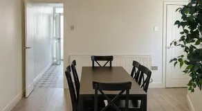 New Stylish Modern Home & Free Parking! - Image 4