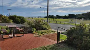 Bott's Beach Retreat - Image 5