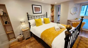 North Devon Luxe Gem for 4, 2 Ensuite Beds, Elegantly Renovated Sea Nearby - Image 2