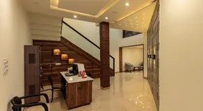De Manora Homes - Unpretentious hotel with a garden , posh area Ranjit Avenue - Image 2