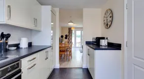 Modern House with Free Parking & Superfast WiFi - Image 2
