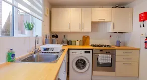 House - Sleeps 8 - Parking - Garden - Image 5