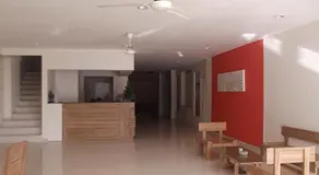 L Bajo Hotel - Image 3