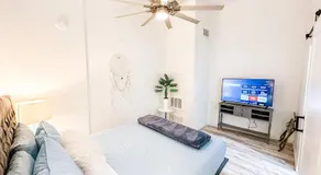 2BR Walk to Convention Center Free Parking - Image 2