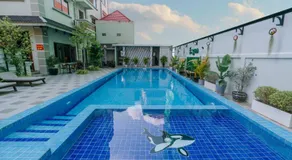 V CROWN HOTEL - Image 4