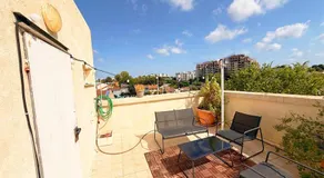 Spacious 3BD Penthouse with Rooftop & Parking - Image 5
