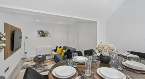 Luxe Haven - 2 min from Station - Free Parking - Courtyard - Image 5