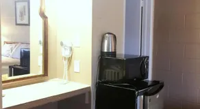 Royal Inn and Suites - Image 3