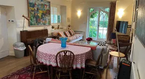 Charming Old Schoolroom - Image 3