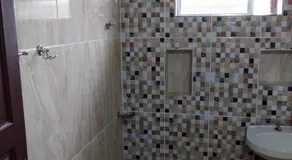 Casa 2 quartos e sala com cozinha e banheiro de FRENTE pro RIO em Caraguagautatuba Porto Novo 900 metros da Praia - Image 2