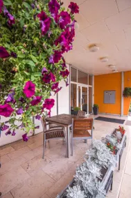 City Hotel B&B, reception 24 7, 800m od-from R1, free parking - Image 2