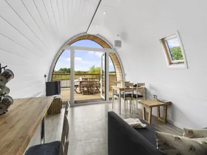 Chalet in Hertford with Lakeview Hot Tub - Image 4