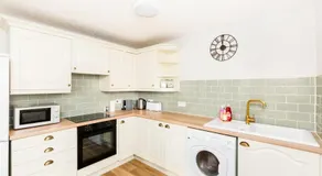 Modern 2-Bedroom Apartments with Free Parking in Leamington Spa - Image 3