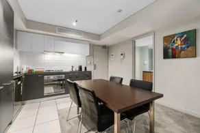 2-Bed City Retreat with Gym and Pool Access - Image 5