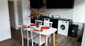 Deluxe Suite w PS5, Balcony, Netflix, Sleeps 6, ideal for relocators and professionals - Image 4