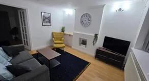 Modern 3BR House Parking Sleeps 6 - Image 2