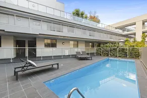 Bright 1-bed Apartment in Central Redfern - Image 3