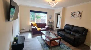 6 Bedroom Spacious villa, Free Parking - Image 5