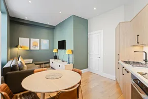 Old Town Apartment, Spacious 2 Bedroom 3rd floor apt close to Castle, stair access only - Image 2