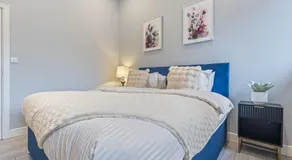Coulsdon Grand - Sleeps 8 - 5 BR - Free Parking - Image 4