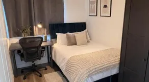 Modern 2 bed apartment & free parking - Image 2