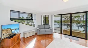 Taroona - Majestic Waterfront Holiday Yamba - Image 2