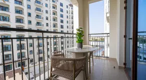 Stylish 2BR with Balcony - Chic Golfside Escape - Image 4