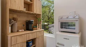 1BA East ATX StudioTX w Kitchenette Deck near UT and Lady Bird by Austin Vacay - Image 5