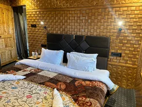 Meraas the Lake View Homestay 2BR  FF in Srinagar by Homeyhuts - Image 4