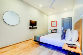 OYO Townhouse 225 Ratan Khand - Image 2