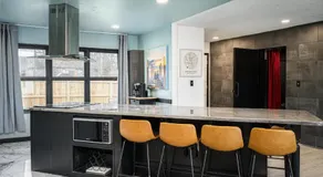 Modern 3 BR home w hot tub movie room dog park - Image 2