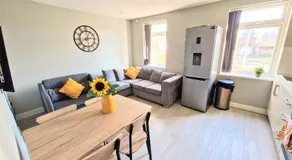 Central Reading Modern 3BR flat - Walk to station and high street - Image 4