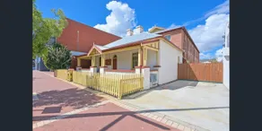 Emu Backpackers Perth - note - Valid Passport required for check in - Image 5