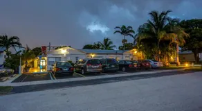 Richard's Motel Courtyard - Image 5