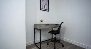Manygates by Alt-Stay Contractor Accommodation - 4 Bed Ground Floor Contractor Apartment With Parking, Wi-Fi & Full Kitchen - Ideal For Long stays - Image 4