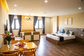 LA MIA Lakeview Hotel - Image 1