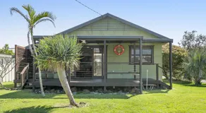 Lennox Beach Shack Classic Coastal Stay Near the Beach - Image 2