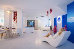 Suite romantique Santorini avec Balnéo & Sauna - Image 3