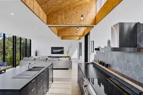 Stylish Home with Outdoor Area & Spectacular Views - Image 4